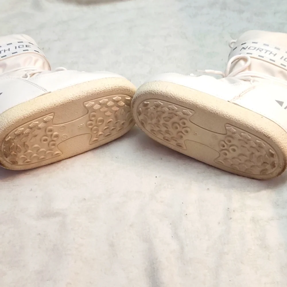 White snow boots - Picture 4 of 4